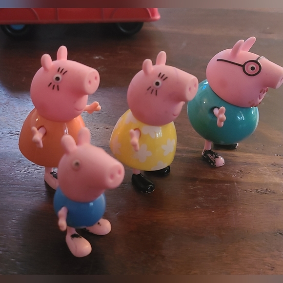 Peppa Pig Sounds Convertible Family Car with 4 Figures - Picture 5 of 5